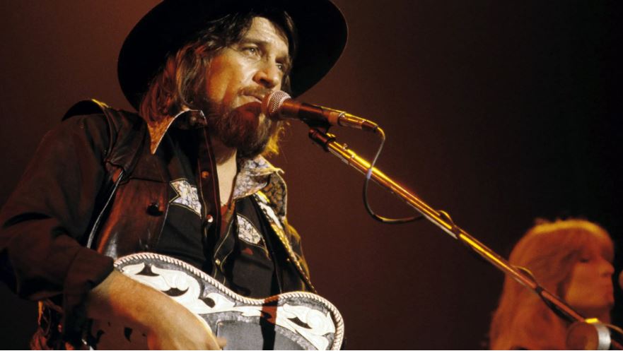 A Barstool Ballad of Heartbreak: Waylon Jennings’ Soul-Stirring “Tonight the Bottle Let Me Down”